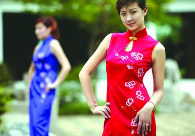 十运会礼仪旗袍缀梅花图