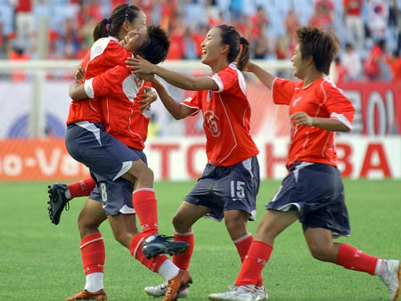 体育频道 中国足球 中国女足 2005中国女足 精彩图片 韩国1-0朝鲜大师