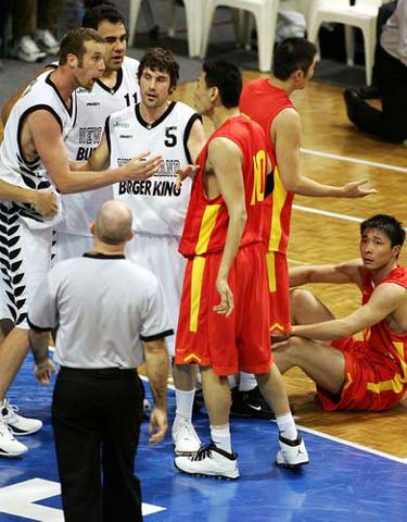 图文:四国赛中国负新西兰 中国男篮再起冲突
