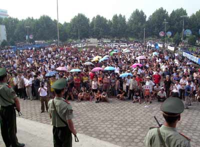 河南漯河押解嫌疑犯游街市民叫好律师质疑图