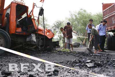 内蒙古呼大公路发生重大交通事故 2死1伤（图） 
