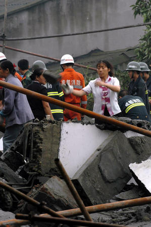 [突发事件](2)成都一在建工地发生垮塌事故造成