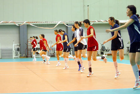 图文：中国女排公开训练 队员在做准备活动