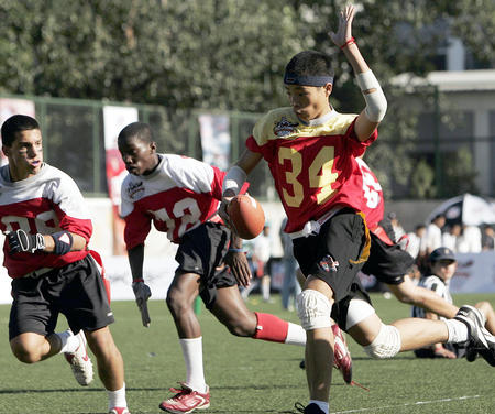 图文:nfl腰旗橄榄球世界杯 中国队队员进攻