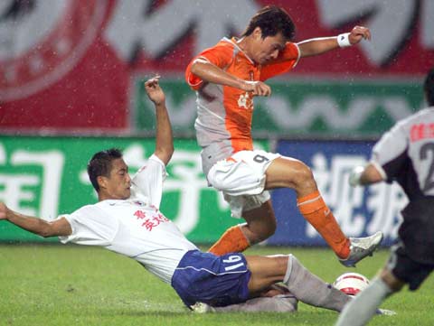 <a href=http://sports.sohu.com/20050820/n226735264.shtml target=_blank>两次落后两次扳平 山东客场2-2艰难平深圳</a> <a href=http://comment.news.sohu.com/comment/topic.jsp?id=226735264 target=_blank>评</a>
