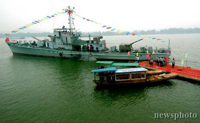 邓小平南巡座舰停靠长沙 供市民观赏(组图)