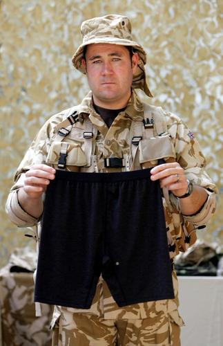 组图:英军展示先进沙漠装备 抗菌短裤引人注目