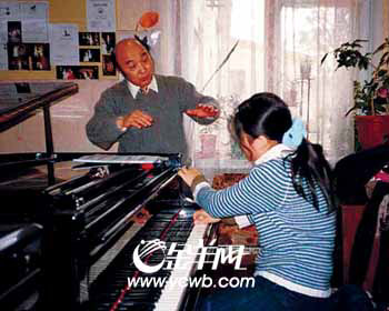 四岁开始学琴,八岁开始师从但昭义,2005年1月9日,11岁的潘林子在第六