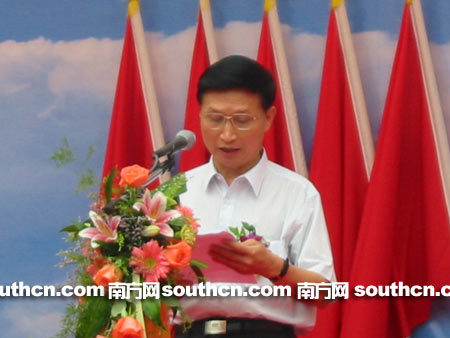 省委常委,常务副省长钟阳胜发表讲话.
