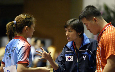 图文:第十七届亚乒赛赛况 韩国女队教练玄静和