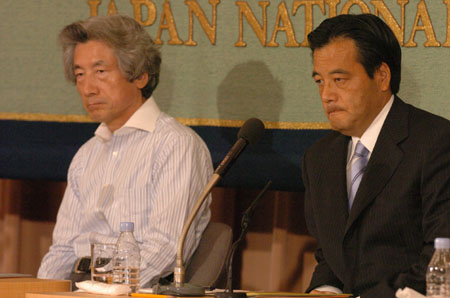 29日,在日本东京的日本记者俱乐部,冈田克也(右)和小泉在六党首辩论中