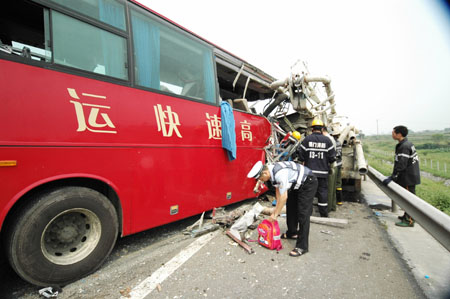 泉厦高速路大客车追尾(组图)