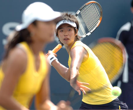 图文:李婷/孙甜甜顺利晋级 李婷状态神勇