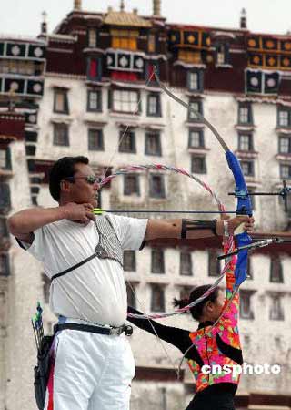 图文：西藏布达拉宫前的体育表演