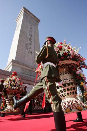 礼兵抬着花篮走向纪念碑