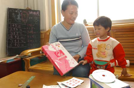 母亲热衷超前教育 3岁女孩识字4千当幼儿园老师
