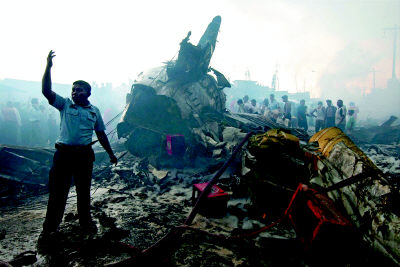 印尼空难 客机坠入居民区(组图)