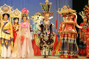 图：北京决赛民族服饰展示