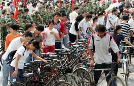 武汉警方把600辆无主自行车赠贫困大学生(组图)