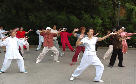 图文:贵阳市民周末晨练忙 在公园打太极拳