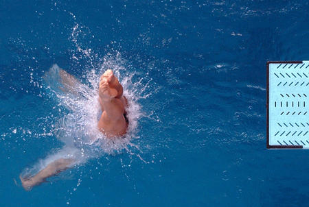 图文:亚洲游泳锦标赛女子1米板跳水贾东瑾夺冠2
