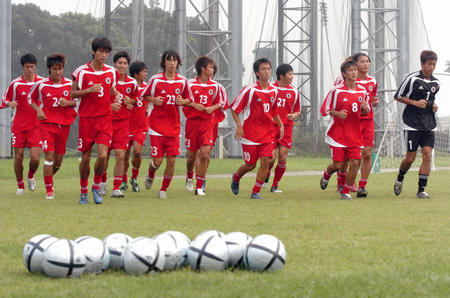 图文:中国香港足球队备战东亚运动会 慢跑训练