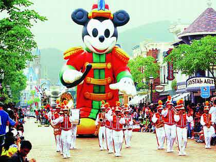 香港迪士尼开园 成都首个旅游团赴香港抢鲜(图