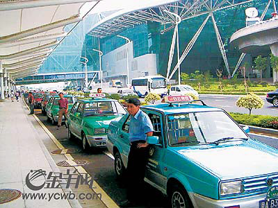 "市民张先生对于新机场停车场收费标准表示质疑.