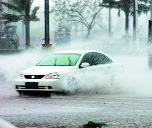 31年来最强台风横扫海南岛 中心最大风力16级