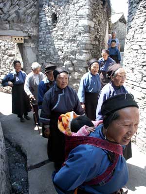 这些"少数民族"其实是真正的汉族,是六百年前的明代大汉族.