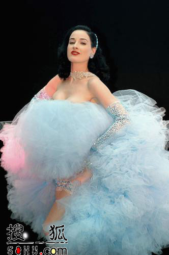 的脱衣舞女艺人黛塔-范-提思(dita von teese)担任表演嘉宾,在香槟酒