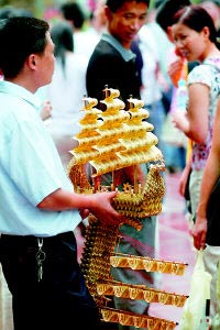重庆商贩当街兜售用人民币折成的巨型纸船(图)