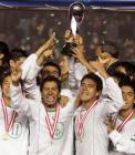 图文:墨西哥3-0巴西夺冠 墨西哥球员高举奖杯