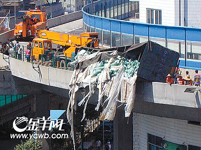 广州一货车高速行驶侧翻 高架桥下"菜雨"(图)