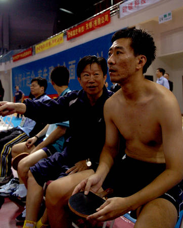 图文:上海队丁松备战十运会乒乓球赛