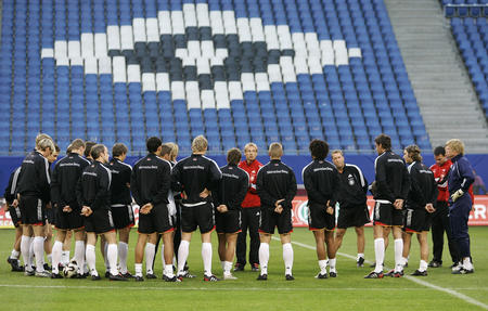 图文:中德国脚备战友谊赛 在德国汉堡训练