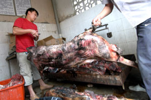 900斤猪肉被浇机油(图)