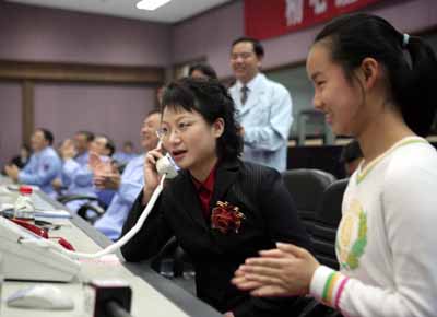 组图神舟六号航天员和家属天地通话