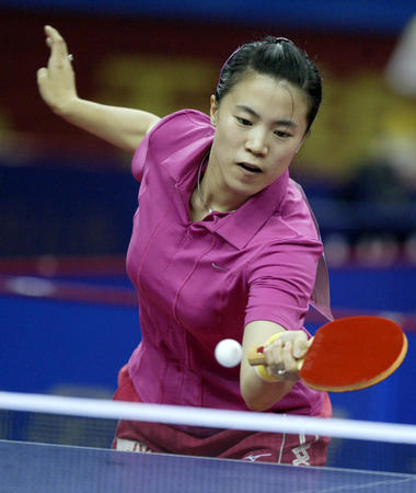 图文:十运会乒乓球 王楠在比赛中接发球