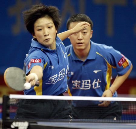 图文:十运会乒乓球混双 刘诗雯大力回球