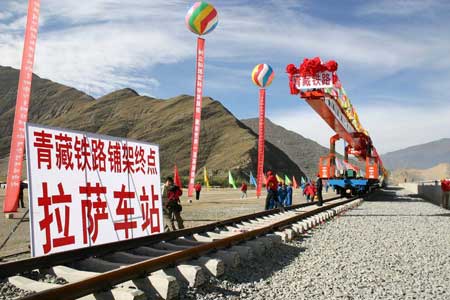 青藏铁路跨越雪山及无人区 挑战三大极限(组图)