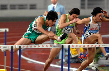 图文:十运会田径 刘翔在男子110米栏决赛中