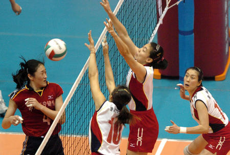 图文:十运女子排球 天津队队员(右)在拦网