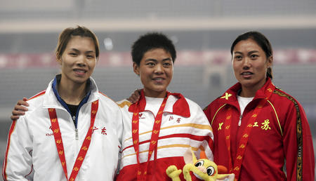 图文:十运会田径 刘青获得女子800米冠军