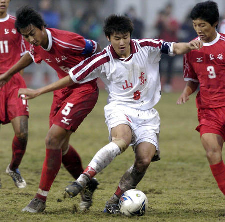 图文:十运会足球 山东队员在比赛中带球突破