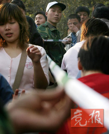 北京香山红叶节昨天人满为患 非法带客逃票猖獗 