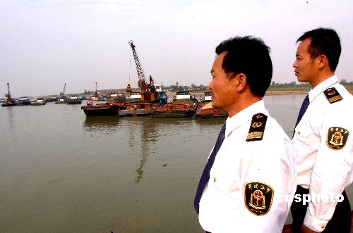图:江西赣江搁浅船只已恢复通航