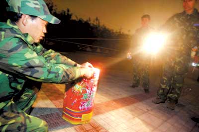 市烟花办昨试放筛选烟花爆竹 燃放"二踢脚"存争议(组图)