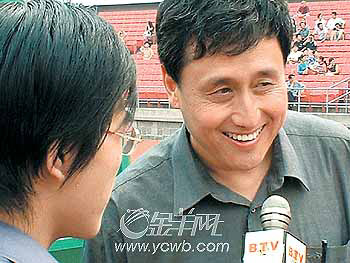 如果解说员总呵呵笑,那么这个解说是张路.