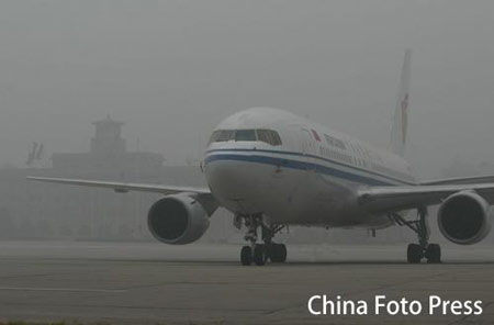 北京大雾高速封闭航班延误 两次发布黄色预警